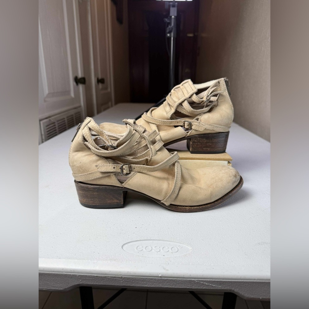 FreeBird Tan Stair Boho Strappy Ankle Booties
Size 9